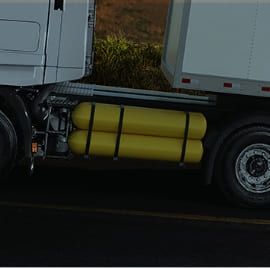 Detalhe dos cilindros amarelos que fazem parte do sistema de gás do caminhão IVECO.