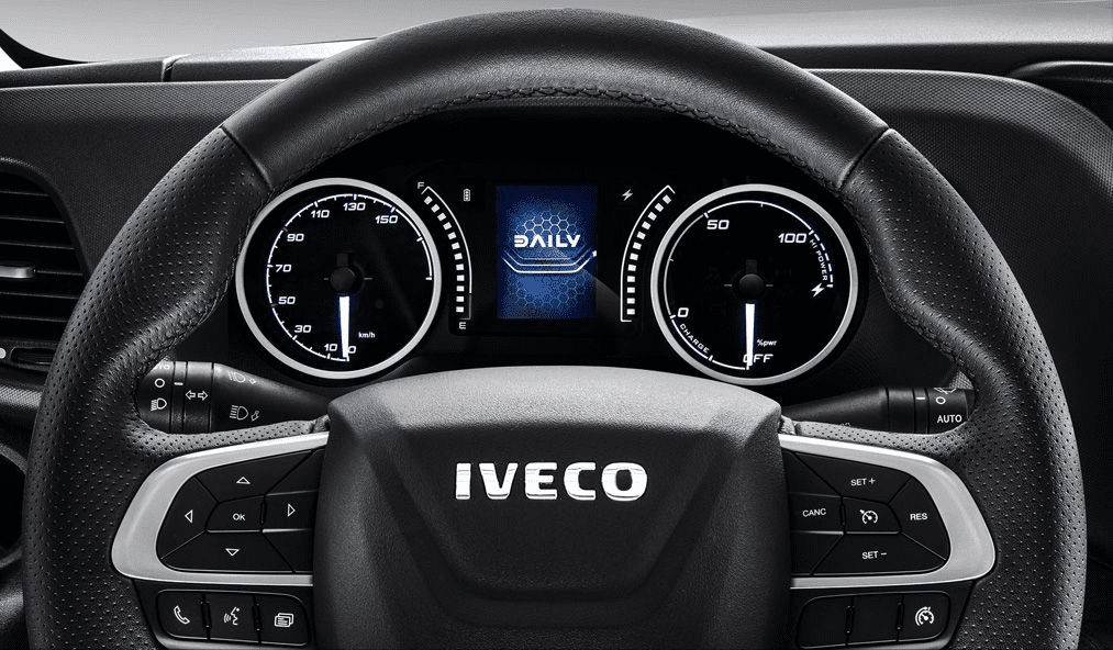 interior da cabine do E-Daily, veículo elétrico da IVECO. Destaque para o volante, os botões na lateral e os indicadores do painel.