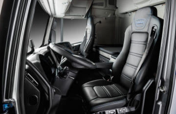 interior da cabine do Hi-Way, caminhão a gás da IVECO. Destaque para o volante, o banco do motorista e o espaço extra para deitar e descansar.
